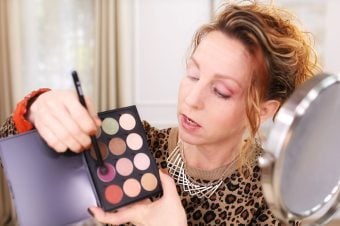 Women teaches how to wear eyeshadow