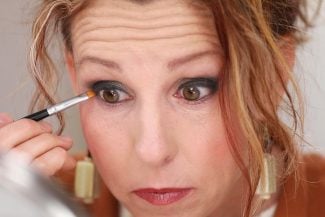 Anna K teaches smokey eye makeup